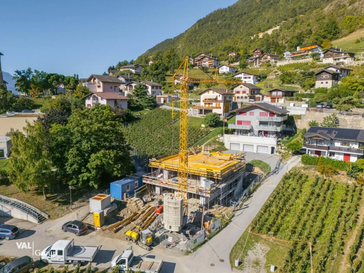 Nel cuore delle Alpi, un attico unico in cui luce ed eleganza si esprimono - Foto 2 di 9