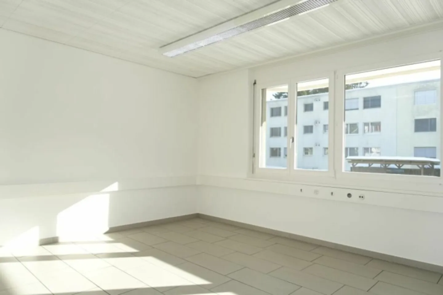Espace de pratique ou de bureau au rez-de-chaussée - Photo 2 sur 20