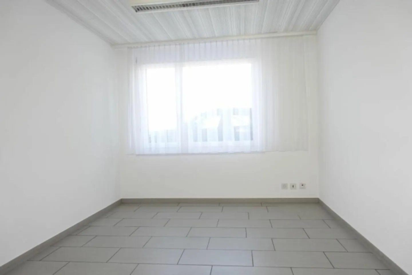 Espace de pratique ou de bureau au rez-de-chaussée - Photo 12 sur 20