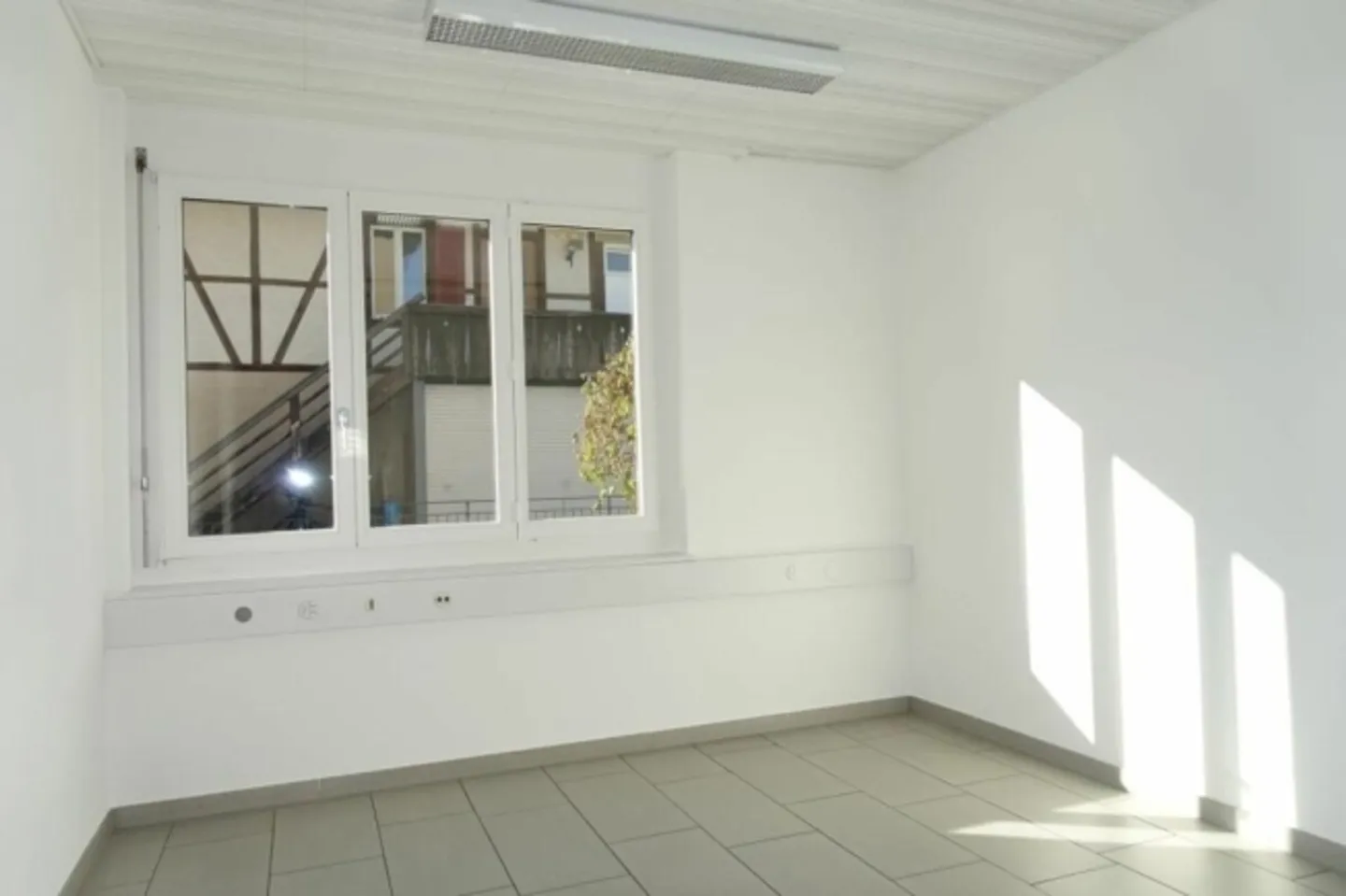 Espace de pratique ou de bureau au rez-de-chaussée - Photo 13 sur 20
