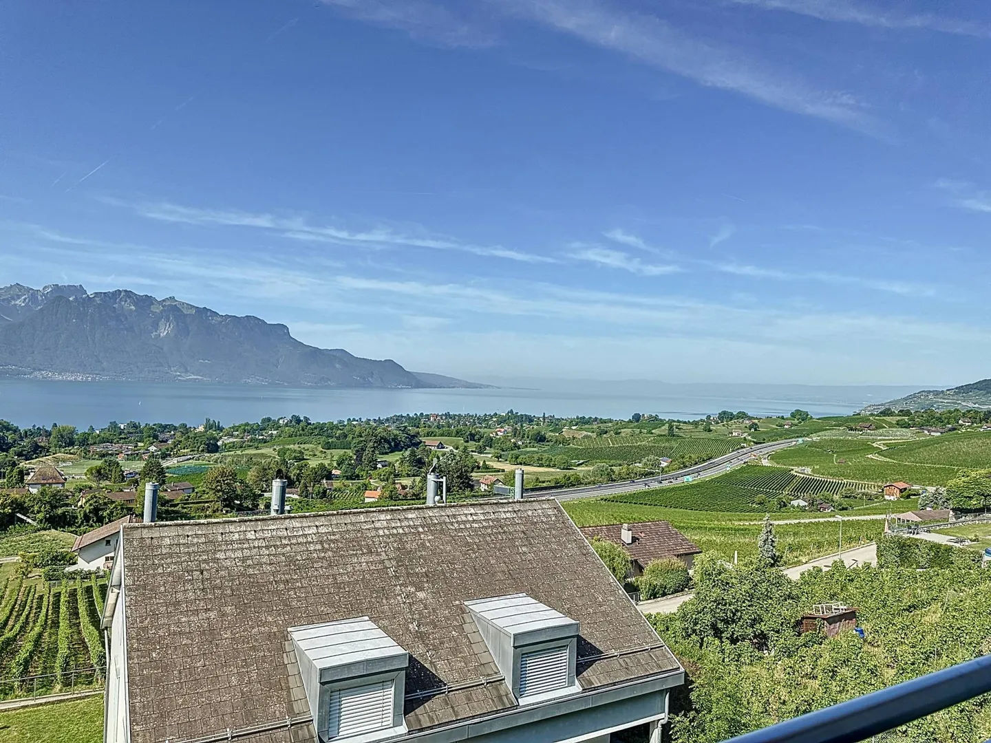 Duplex villa with 5.5 rooms and panoramic views of the lake and the Alps! - Photo 9 of 13