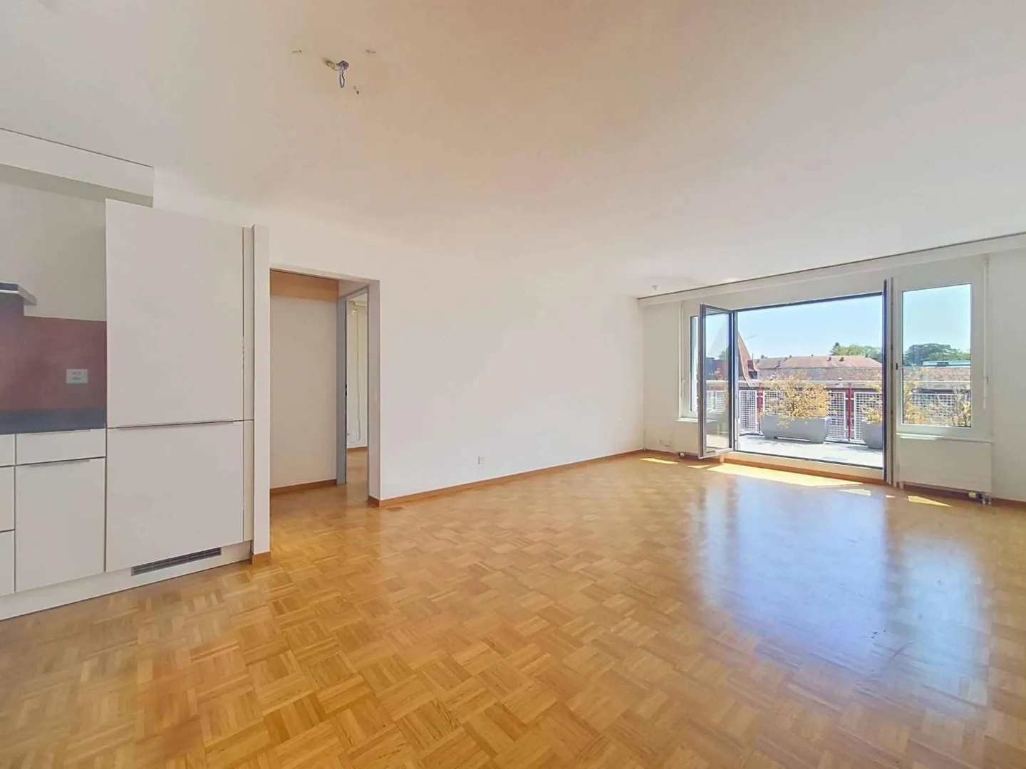 Elegante appartamento di 4,5 stanze con due balconi nel cuore di Yverdon-les-Bains - Foto 3 di 12