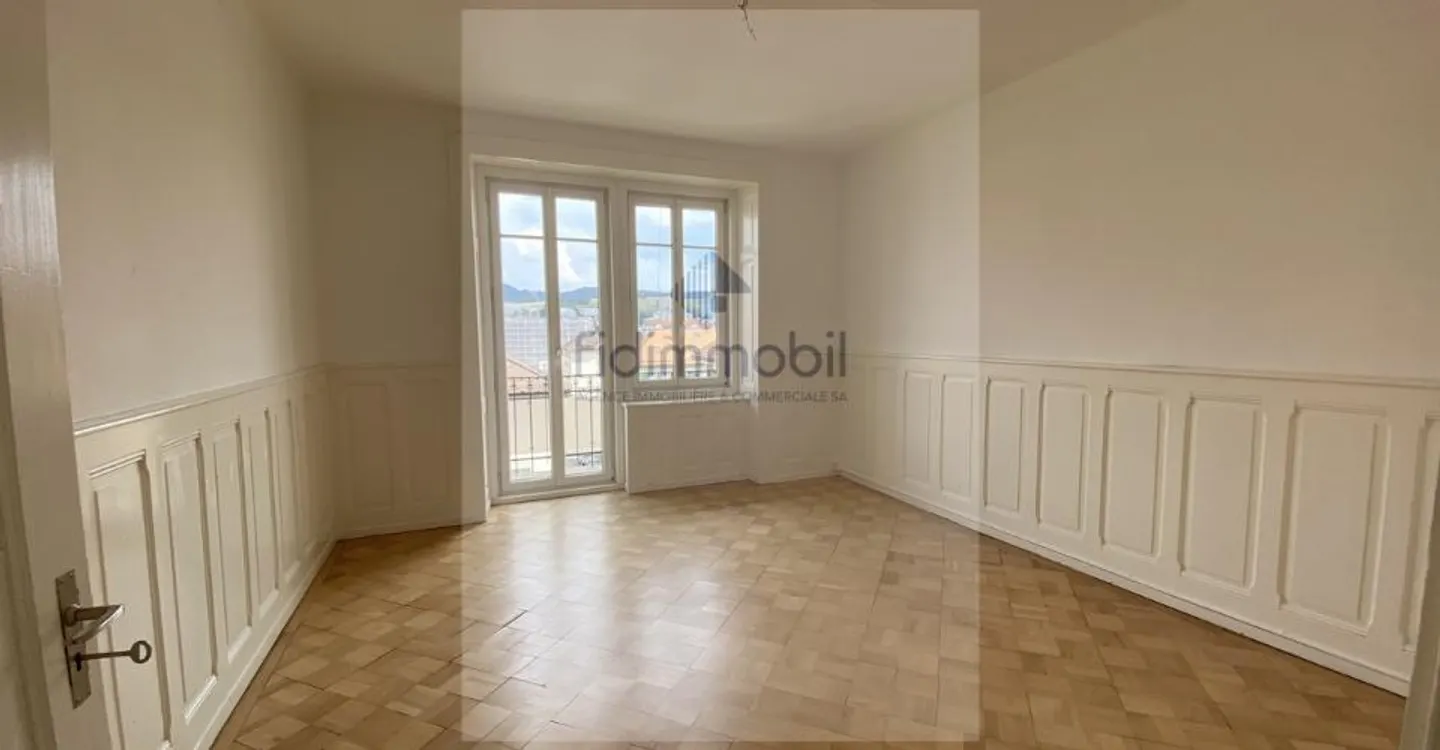 Charming 4-room apartment - Photo 3 of 7