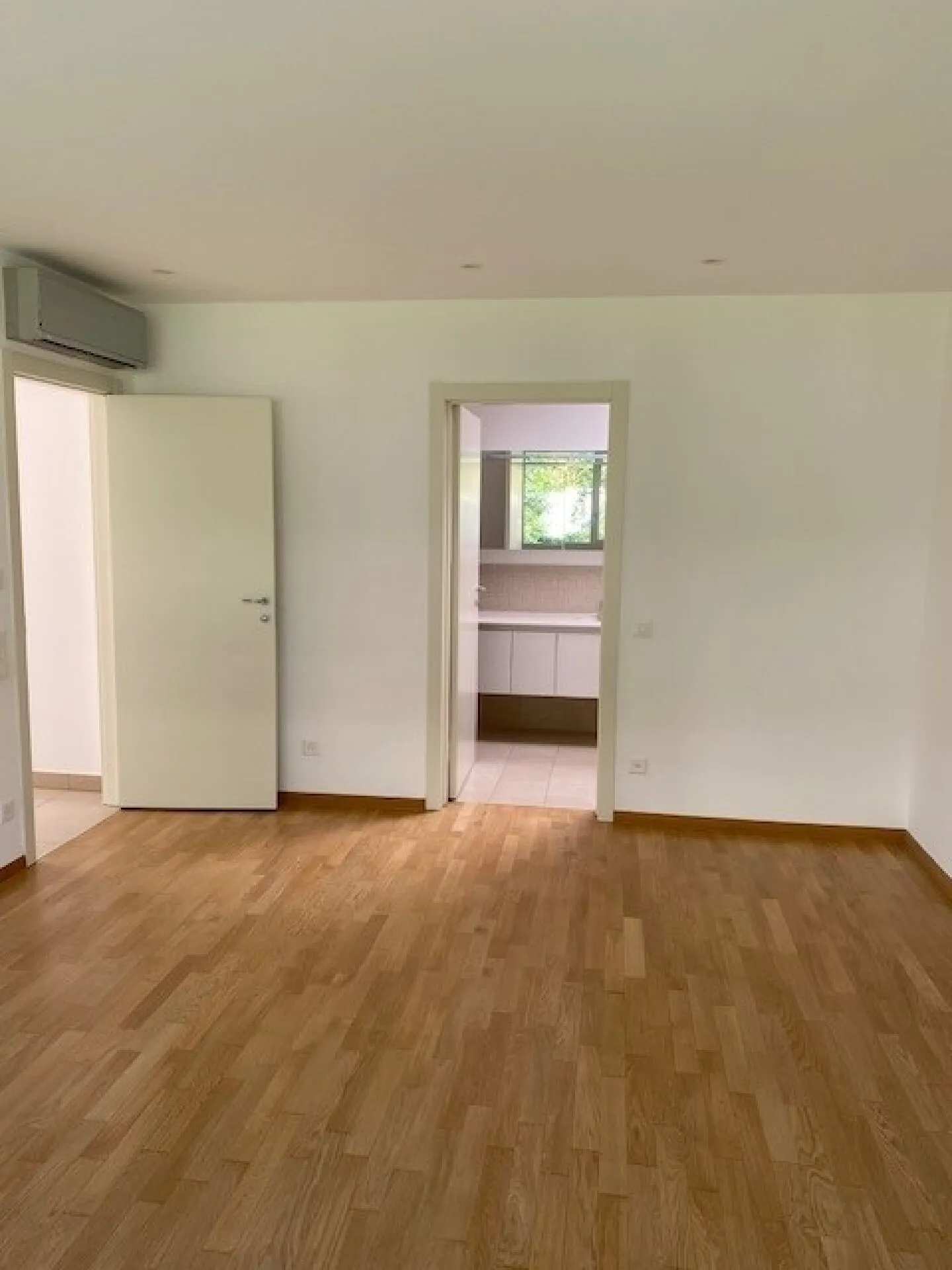 Stunning and spacious penthouse with a view of Lake Lugano - Photo 7 of 14