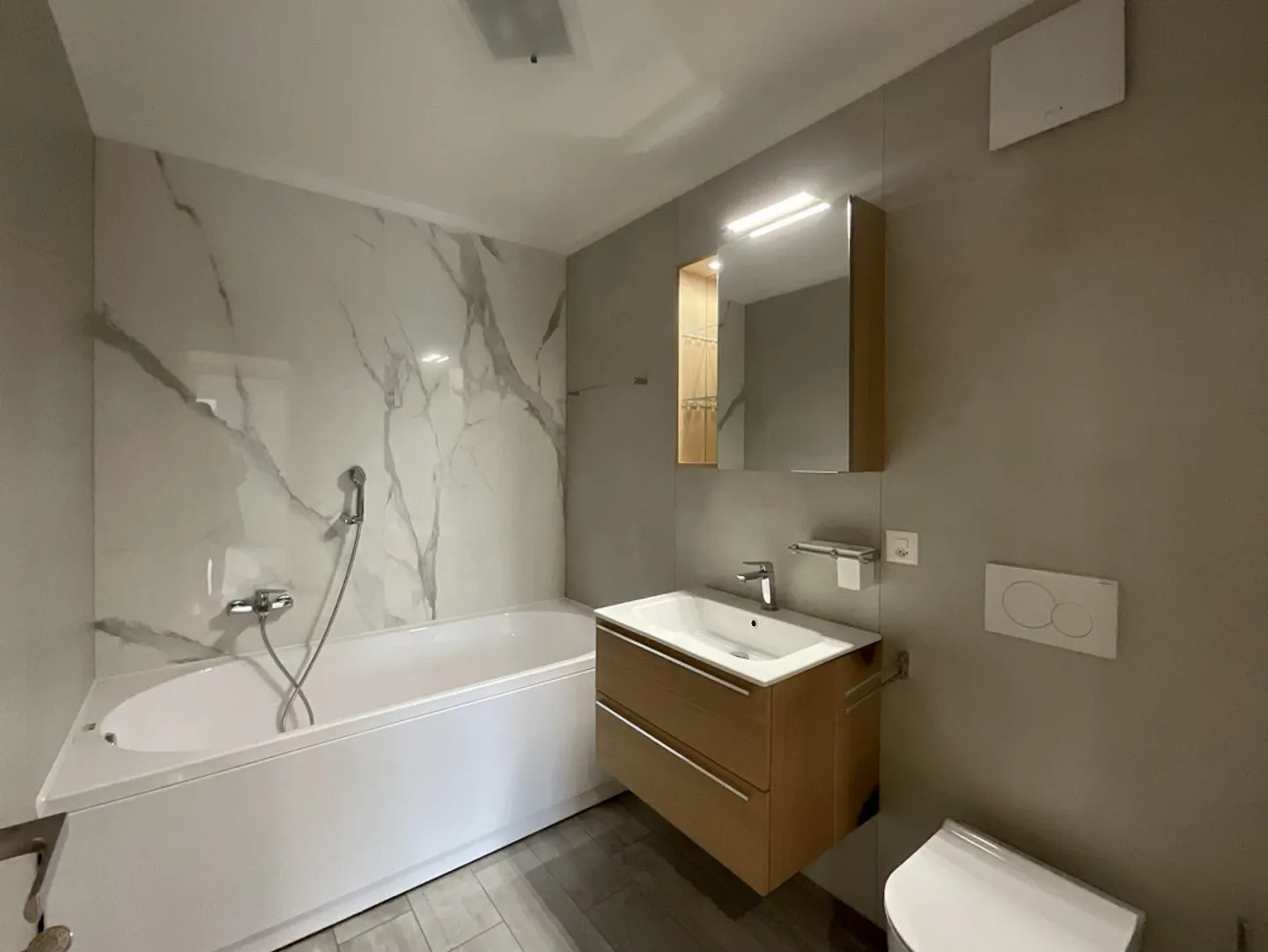 CASLANO - À VENDRE SPACIEUX 6.5 PIÈCES AVEC PISCINE - Photo 8 sur 13