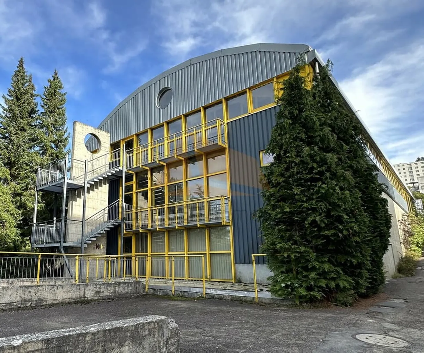 In vendita Palazzetto dello sport, uffici, magazzini, garage e poligono di tiro - Foto 2 di 13