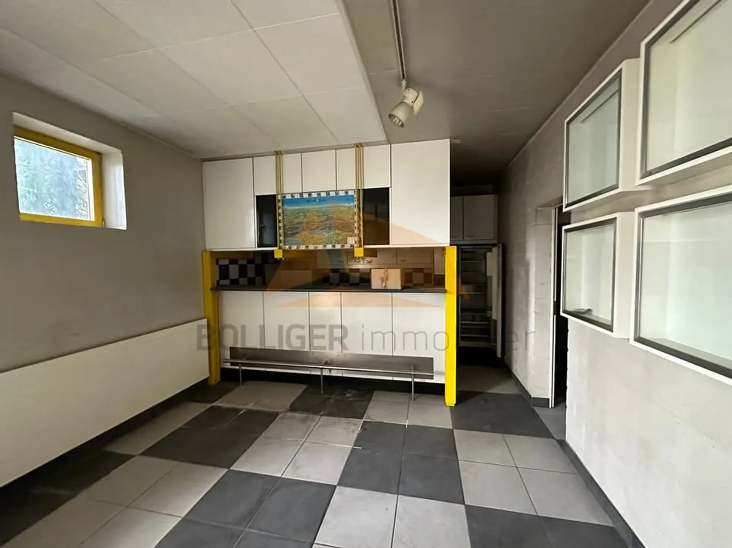 In vendita Palazzetto dello sport, uffici, magazzini, garage e poligono di tiro - Foto 10 di 13