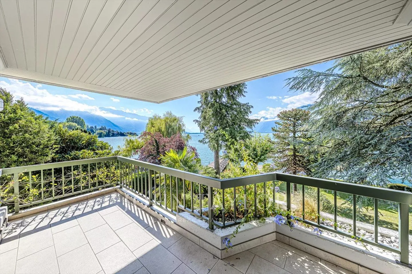 Duplex von Ausnahme direkt am Seeufer mit 6,5 Zimmern und Bootsanleger - Photo 2 sur 11