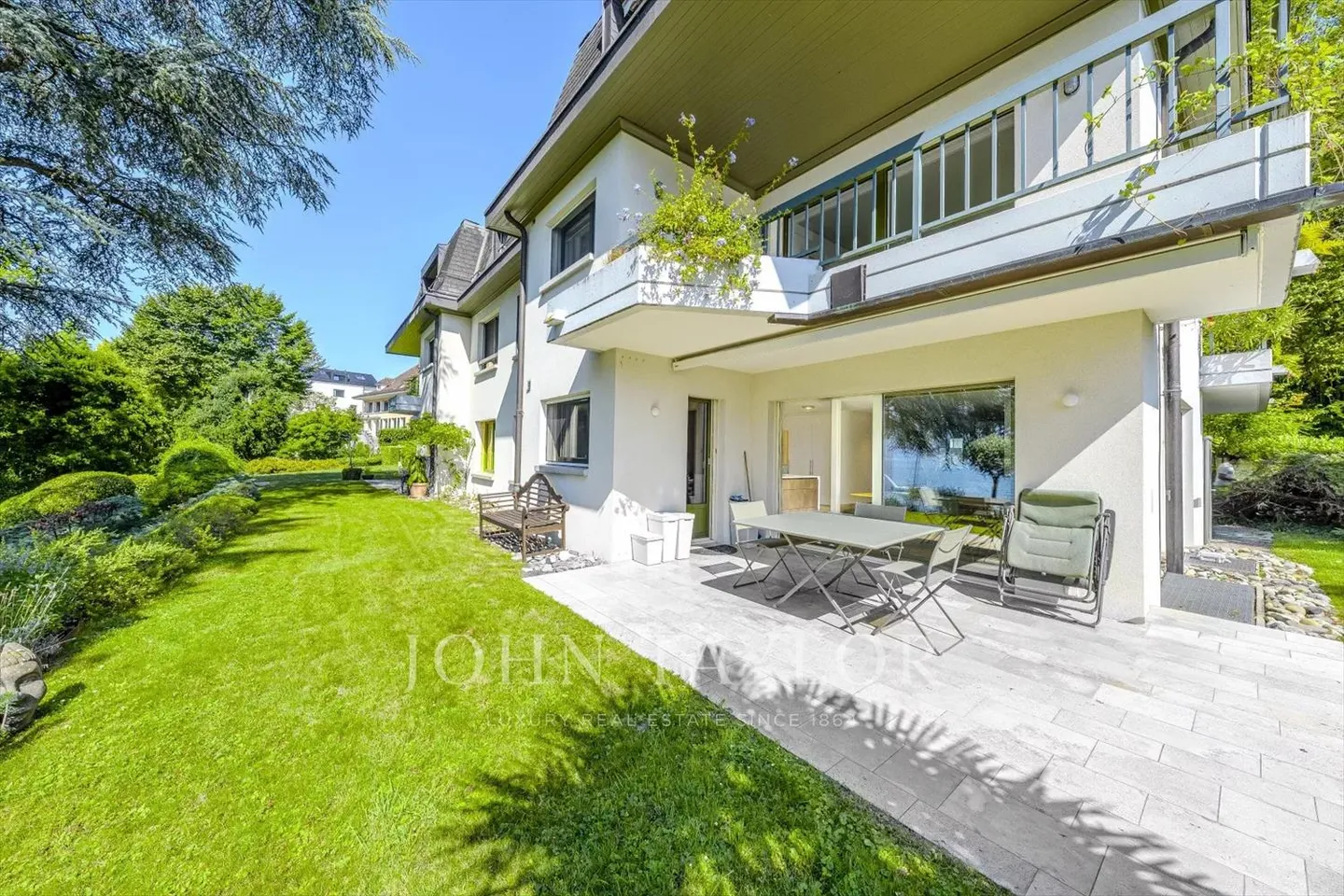 Duplex von Ausnahme direkt am Seeufer mit 6,5 Zimmern und Bootsanleger - Photo 9 sur 11