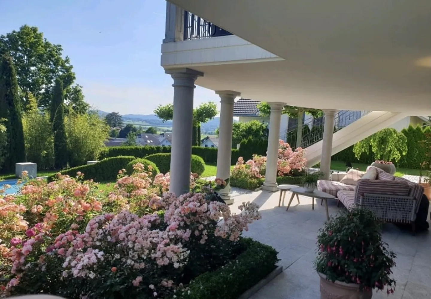 Charming Villa with Lush Garden - Photo 4 of 8