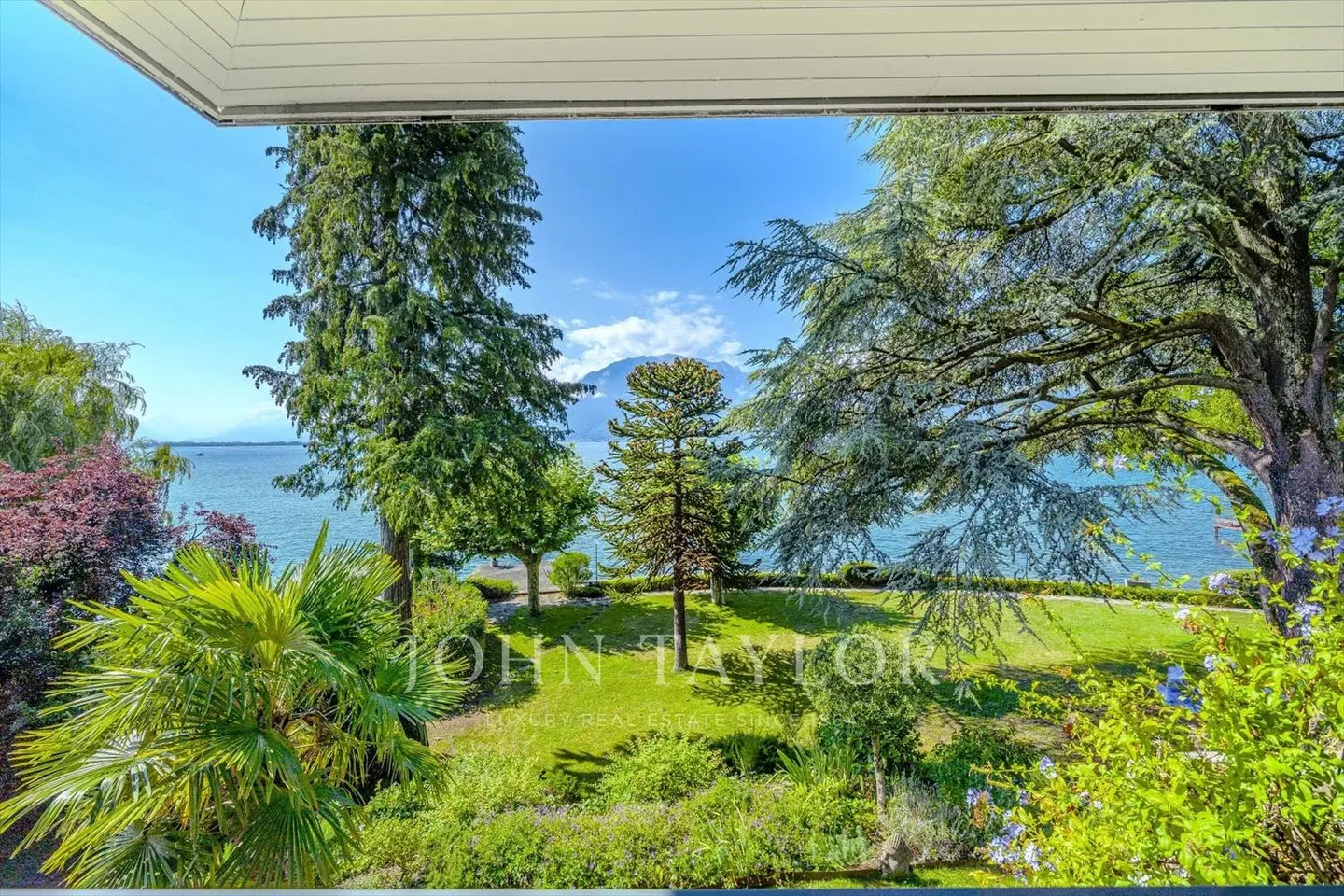 Duplex von Ausnahme direkt am Seeufer mit 6,5 Zimmern und Bootsanleger - Photo 1 sur 11