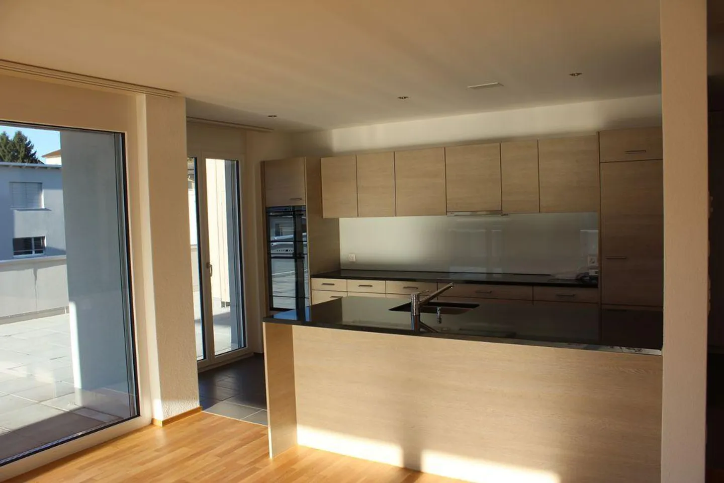 Appartement en penthouse moderne de 5,5 pièces avec terrasse - Photo 3 sur 11