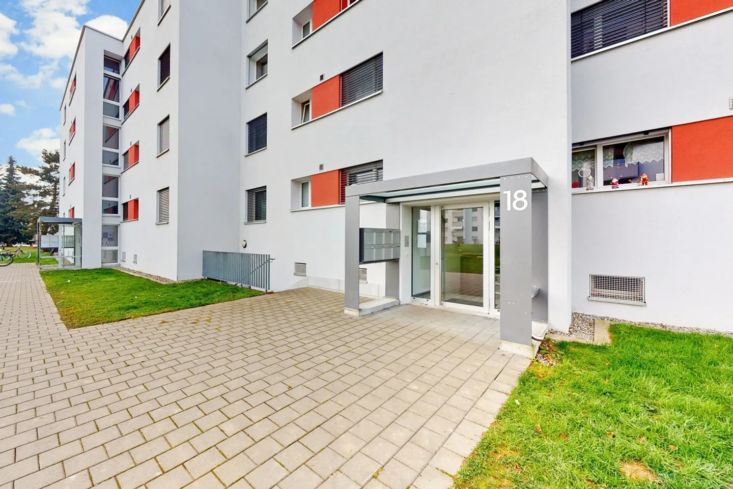 Appartement modernisé avec balcon - Photo 1 sur 10