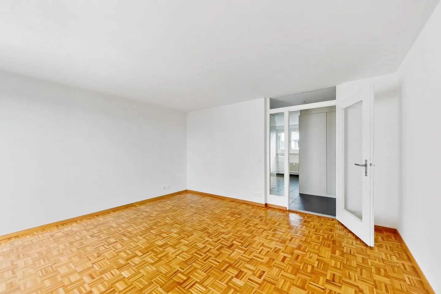 Appartement modernisé avec balcon - Photo 5 sur 10