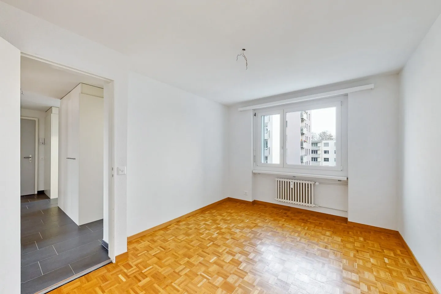 Appartement modernisé avec balcon - Photo 7 sur 10