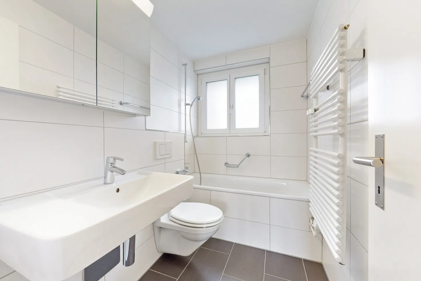 Appartement modernisé avec balcon - Photo 9 sur 10