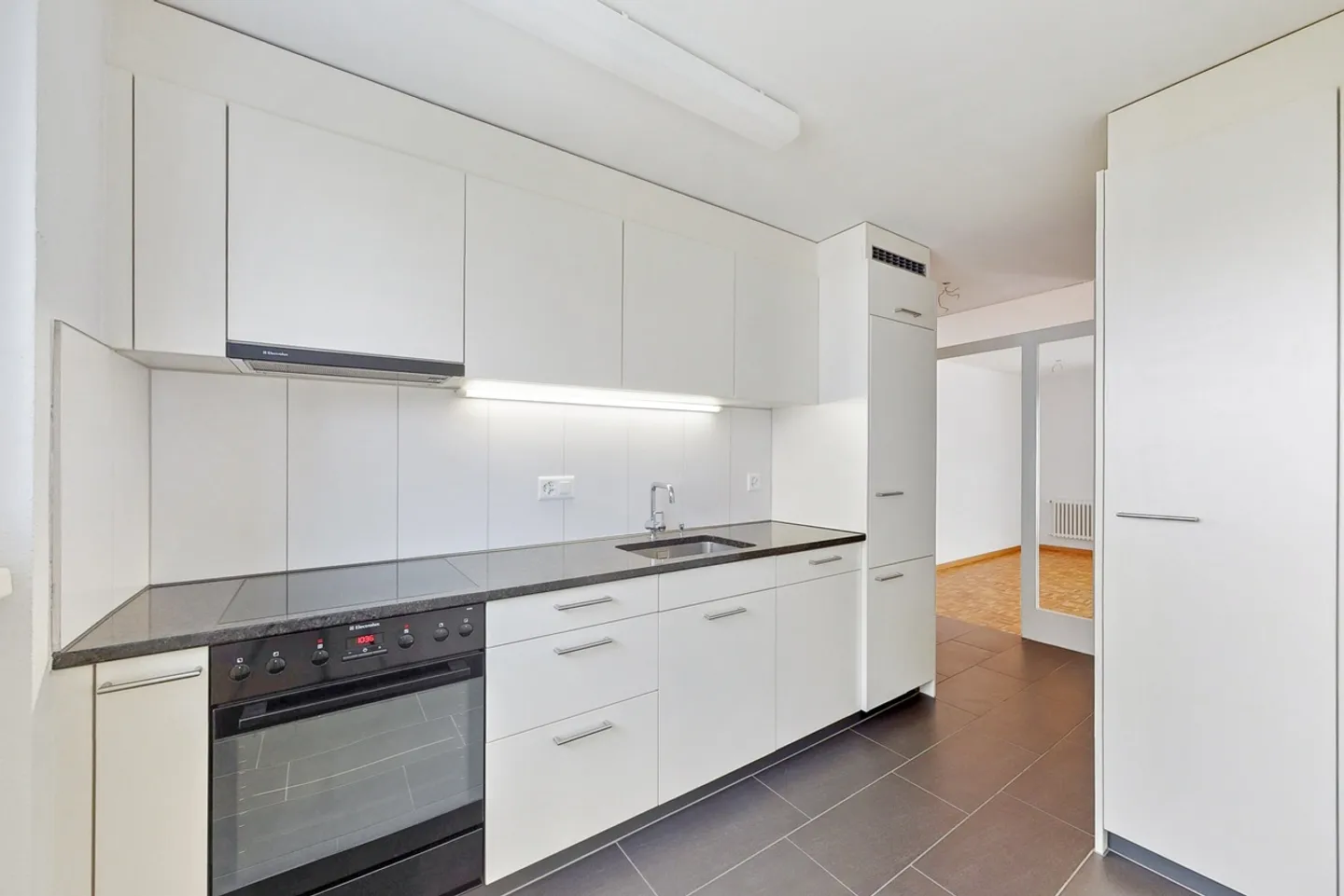 Appartement modernisé avec balcon - Photo 2 sur 10