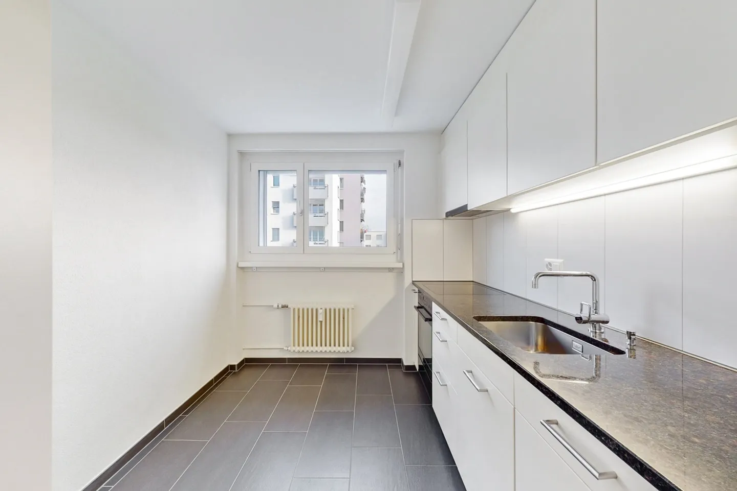 Appartement modernisé avec balcon - Photo 3 sur 10