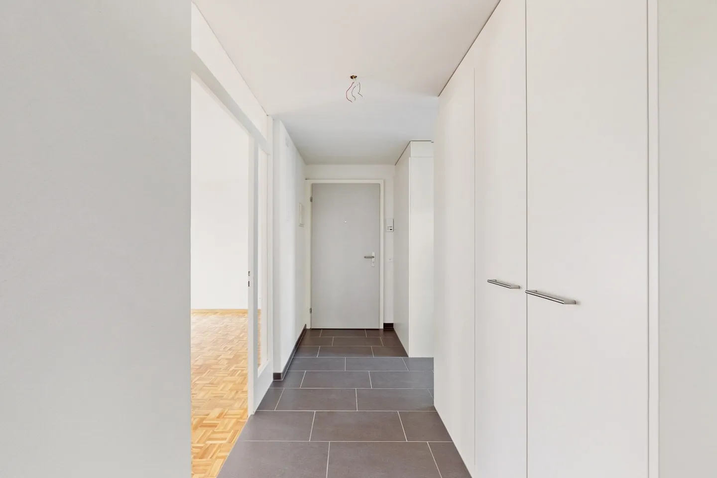 Appartement modernisé avec balcon - Photo 4 sur 10