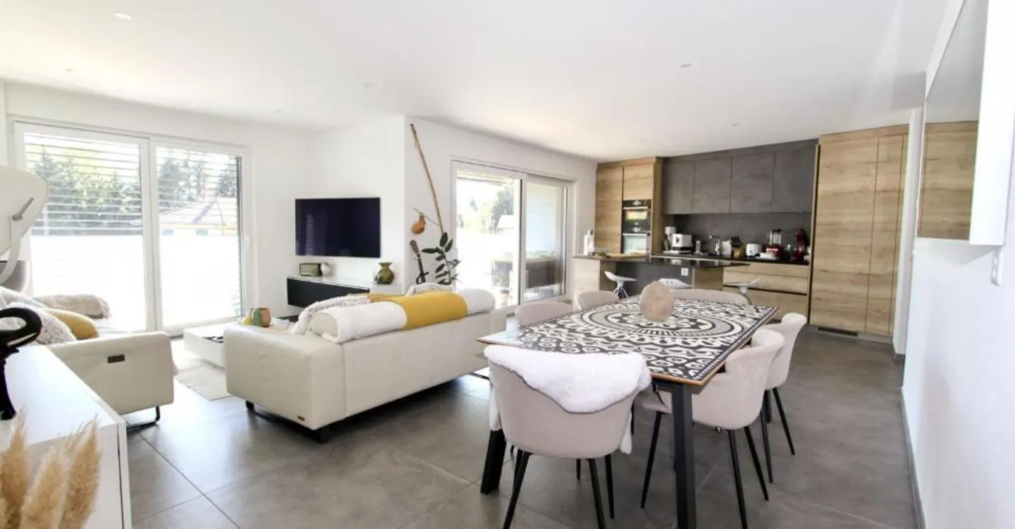 Bright 4.5 Room Apartment - Photo 1 of 13