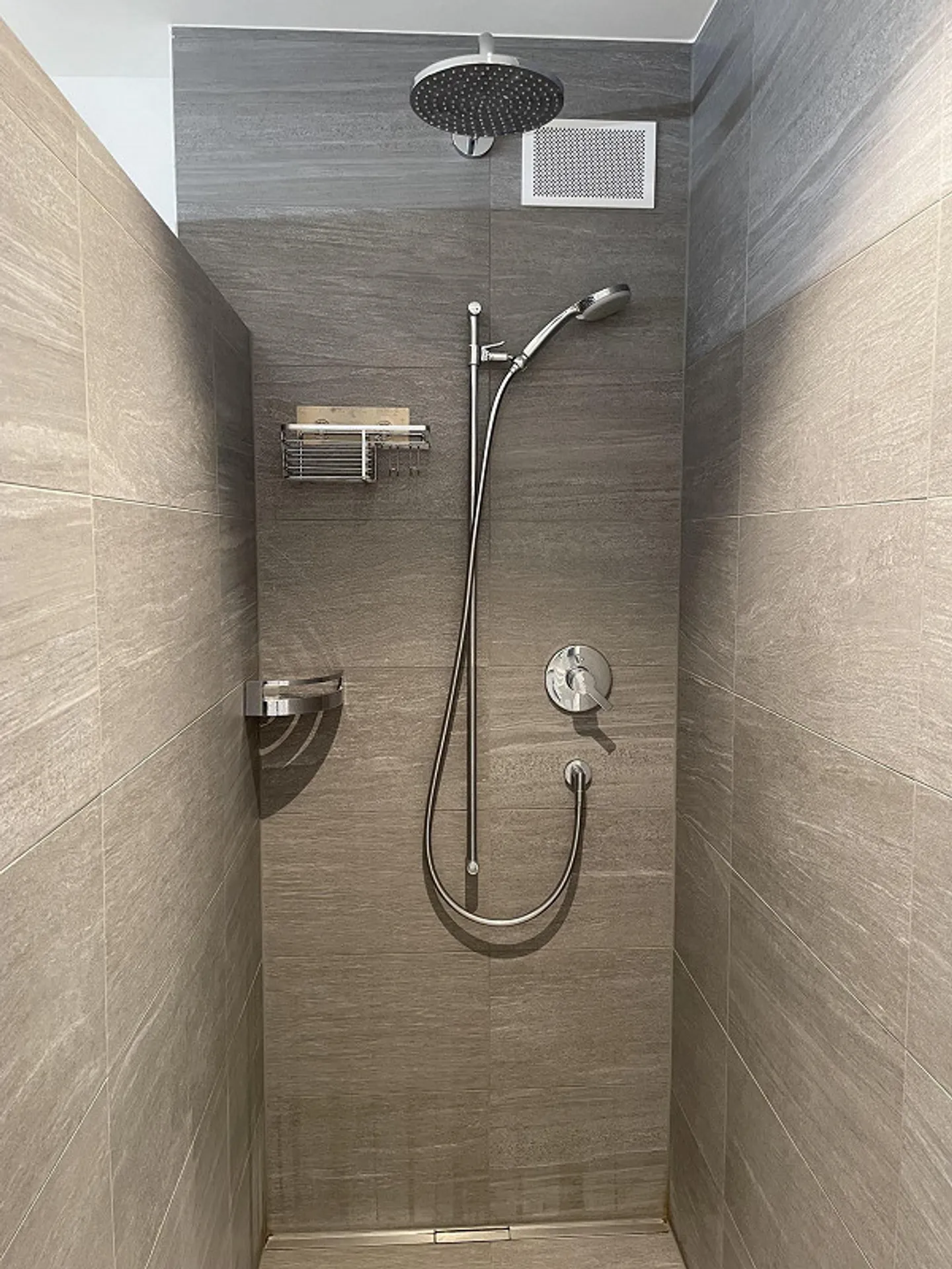 Modern, bright apartment - Photo 9 of 12