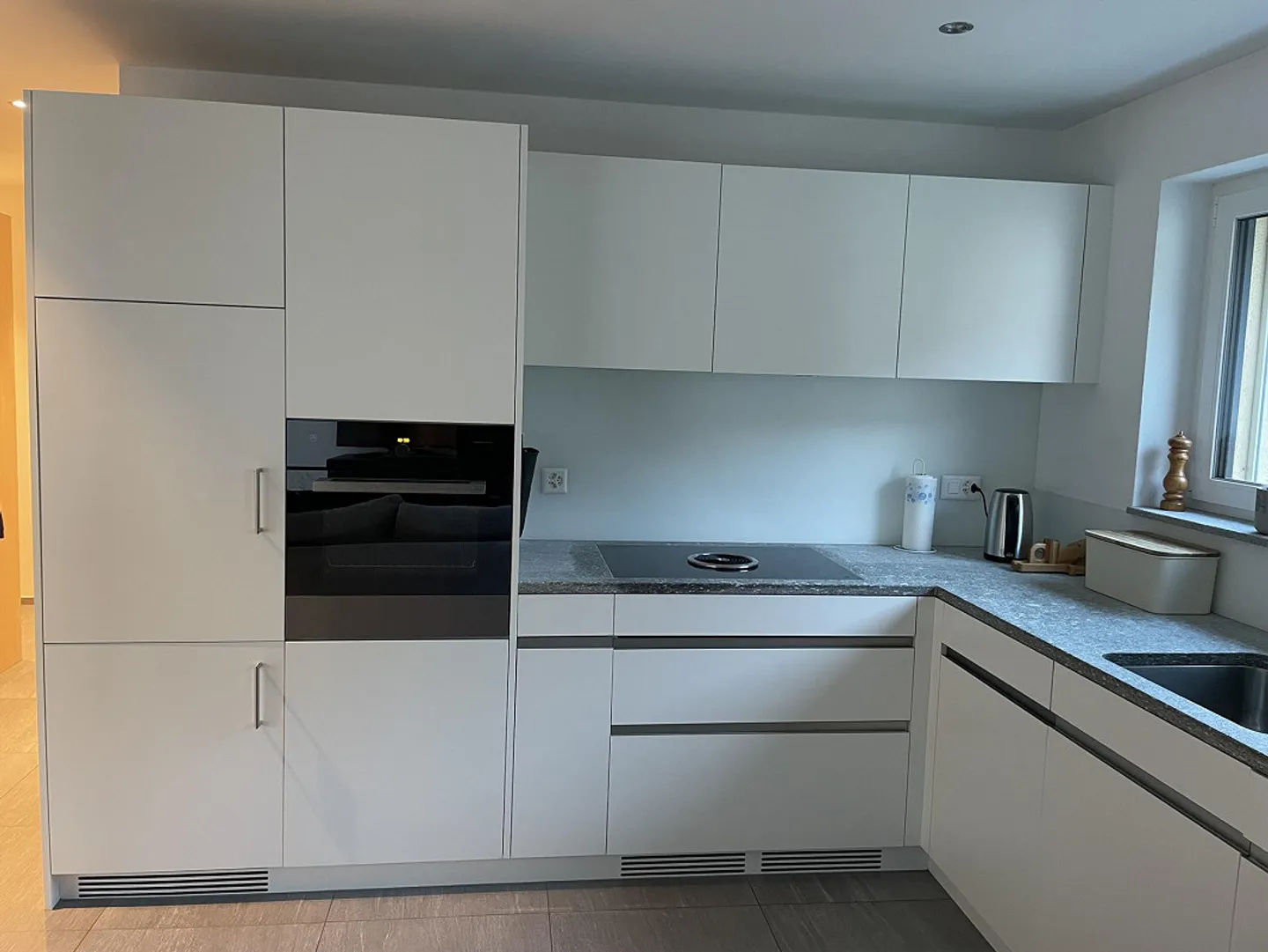 Modern, bright apartment - Photo 4 of 12