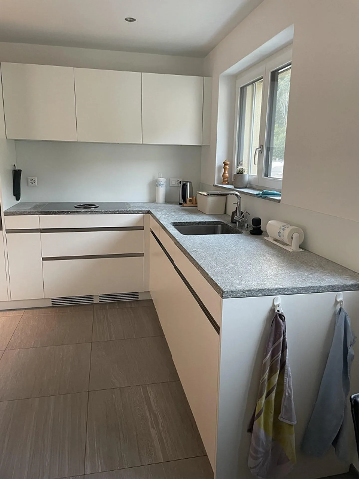 Modern, bright apartment - Photo 5 of 12