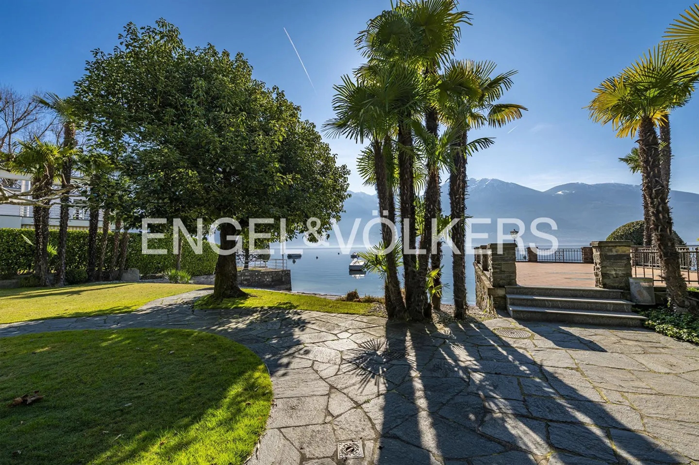 Résidence au bord du lac avec plage privée (14) - Photo 3 sur 10