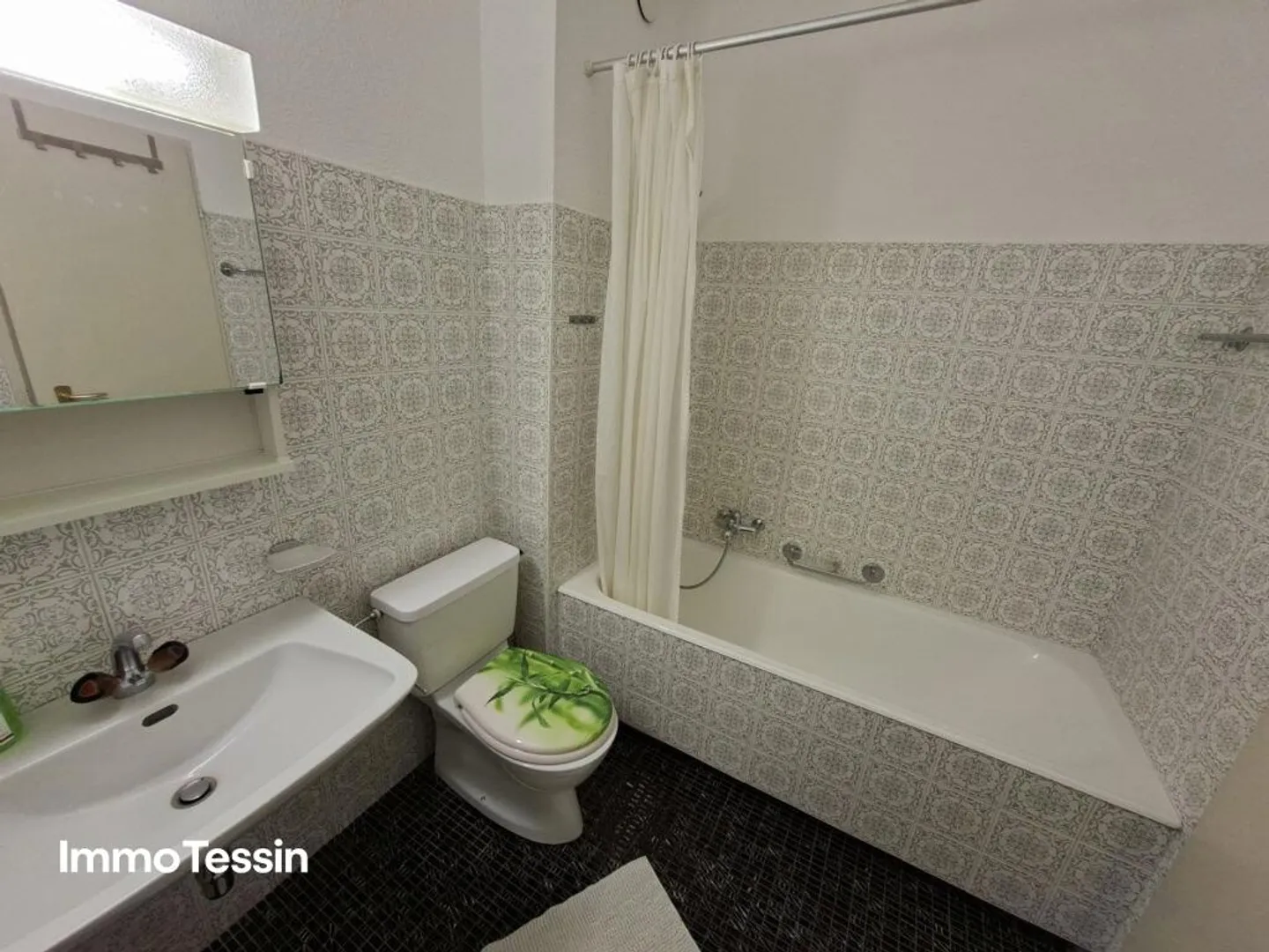 Holiday apartment in a central prime location in Muralto with breathtaking views - Photo 11 of 13