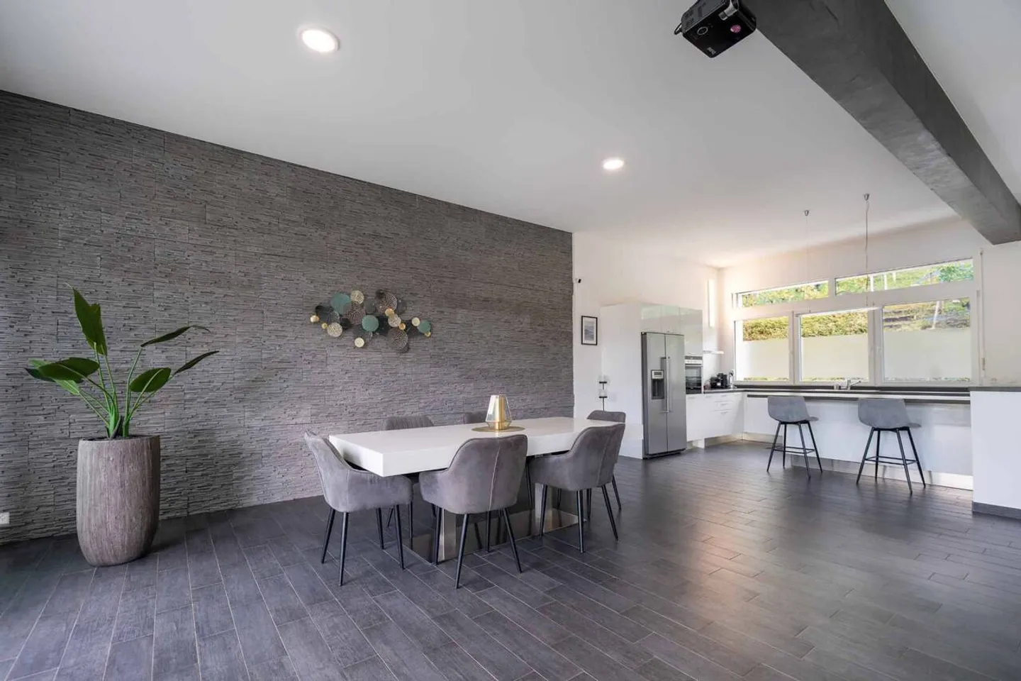 Villa moderna di 5,5 stanze con 2 balconi, 2 terrazze e giardino - Foto 3 di 13