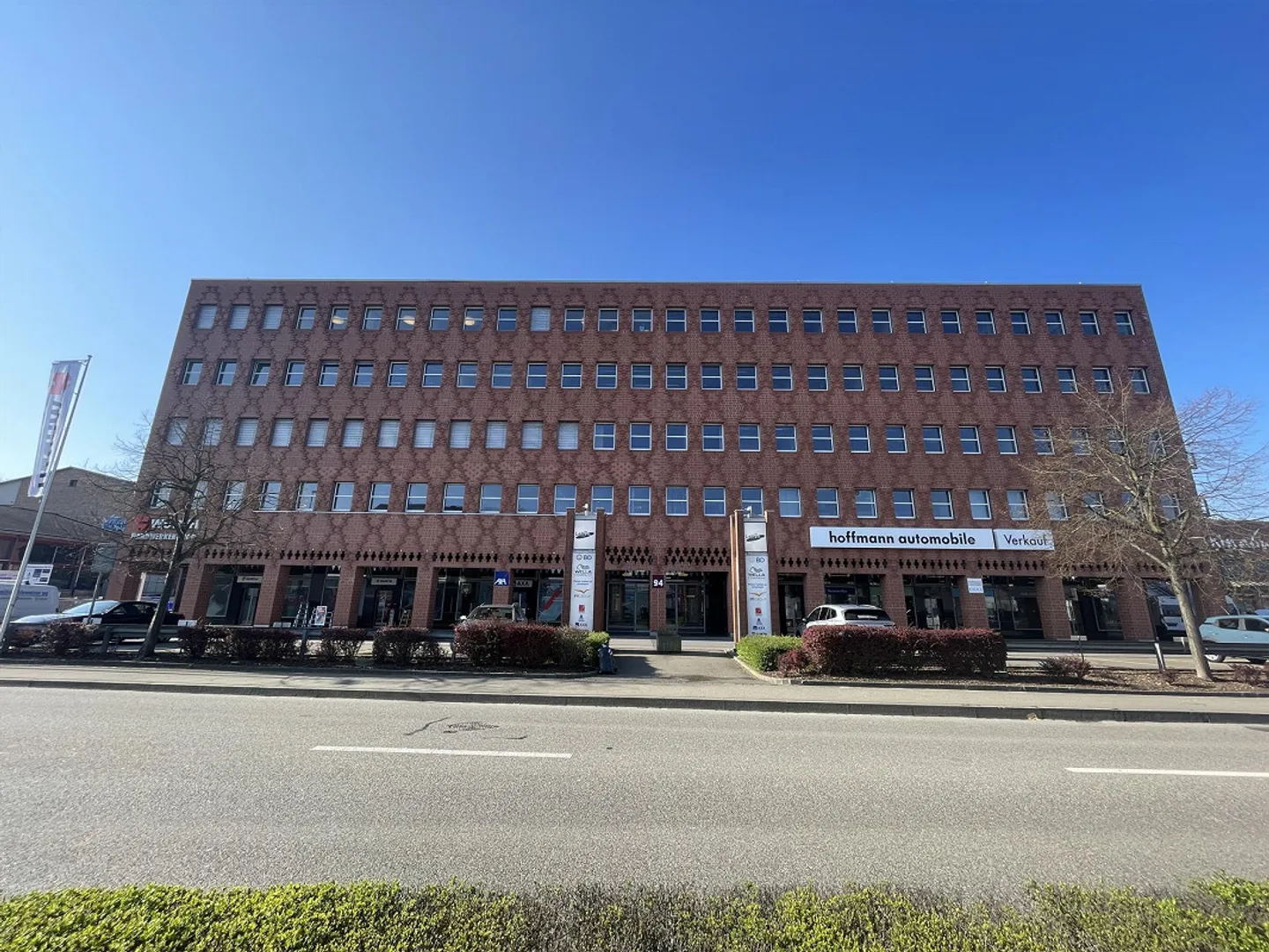 Circa 1'669 m2 di uffici (divisibili) Edificio commerciale "Im Letten" Allschwil - Foto 1 di 15