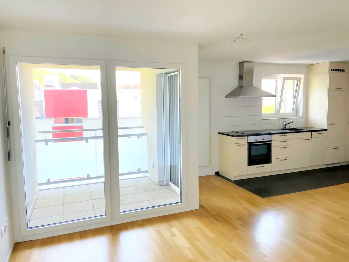 Bright 2-room apartment ideal for commuters to rent - Photo 1 of 7