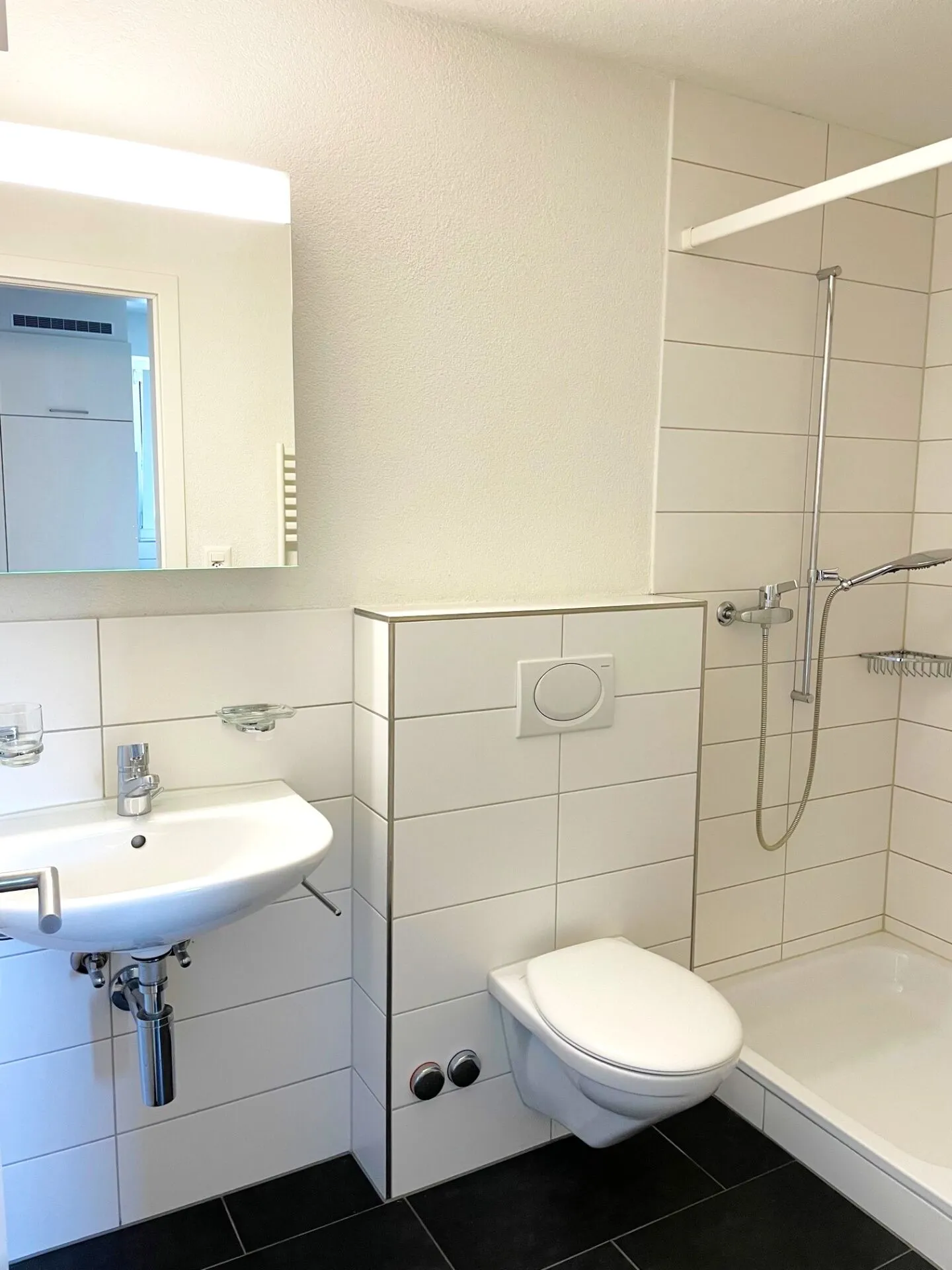 Bright 2-room apartment ideal for commuters to rent - Photo 3 of 7