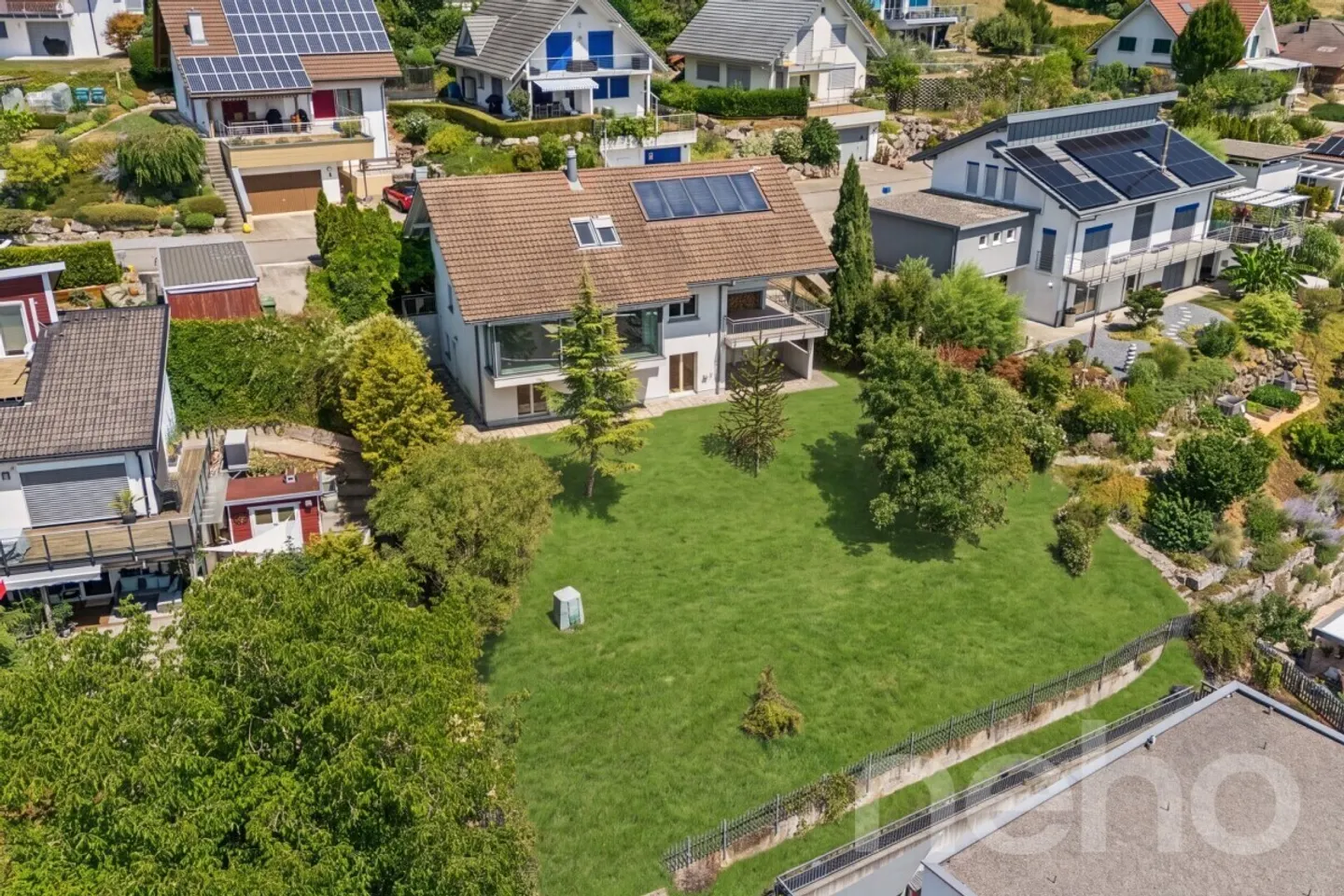 Grosszügiges Einfamilienhaus mit Garten - Foto 1 von 12