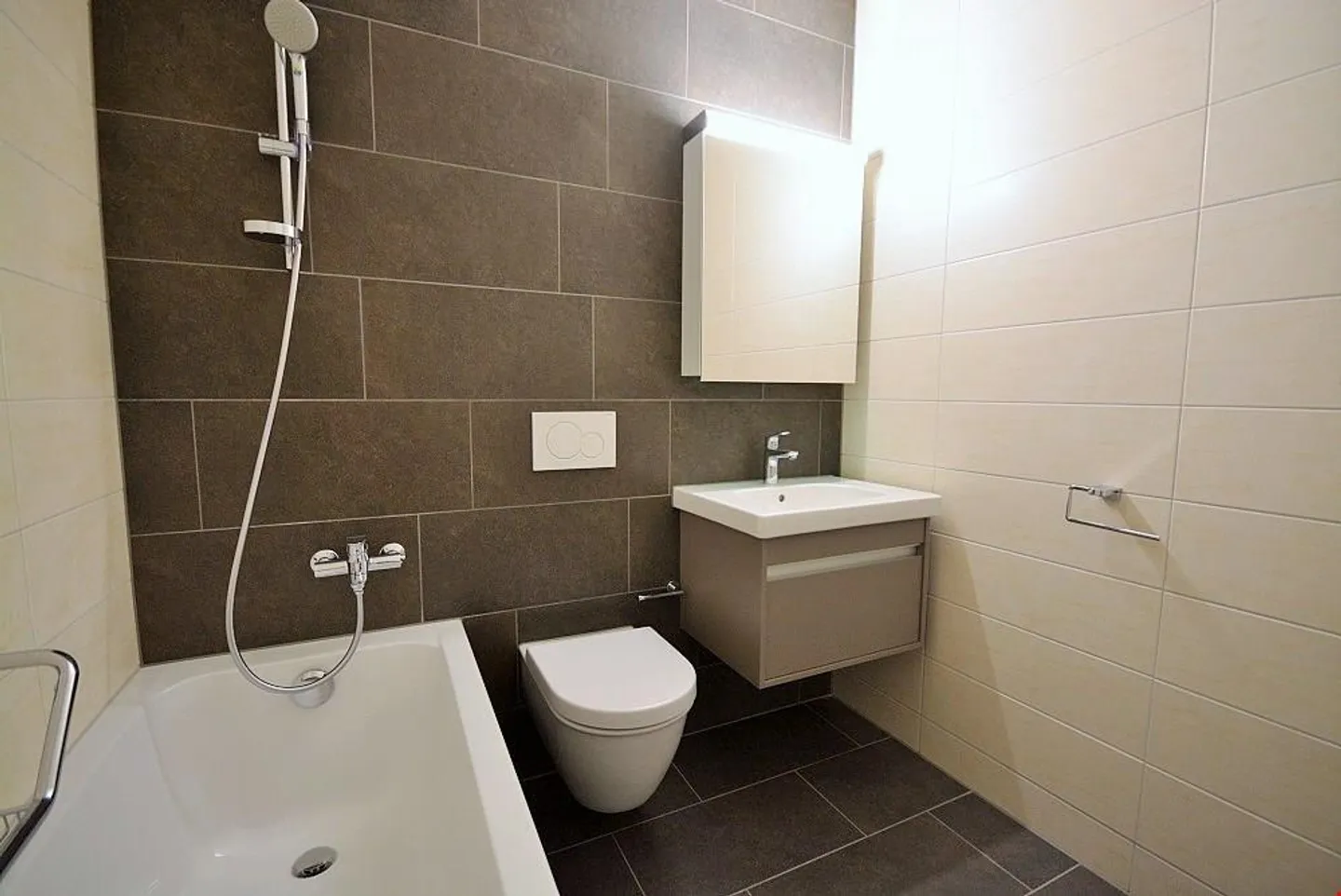 Living in a central location - Photo 4 of 6