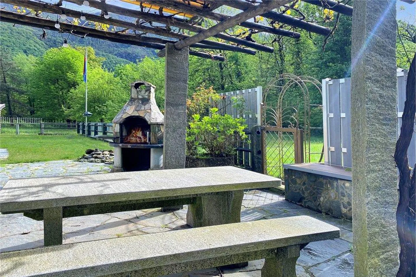 Maison tessinoise de 4 ½ pièces de haute qualité avec véranda et piscine dans un cadre romantique sauvage - Photo 3 sur 4