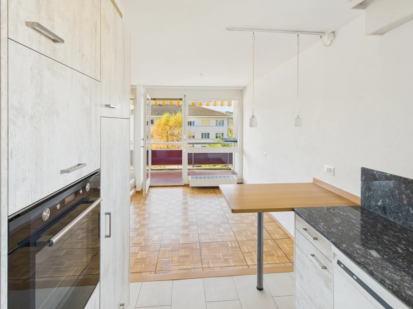 Appartamento da sogno di 3,5 stanze in un quartiere tranquillo con piscina riscaldata, vicino a tutti i comfort. - Foto 4 di 11