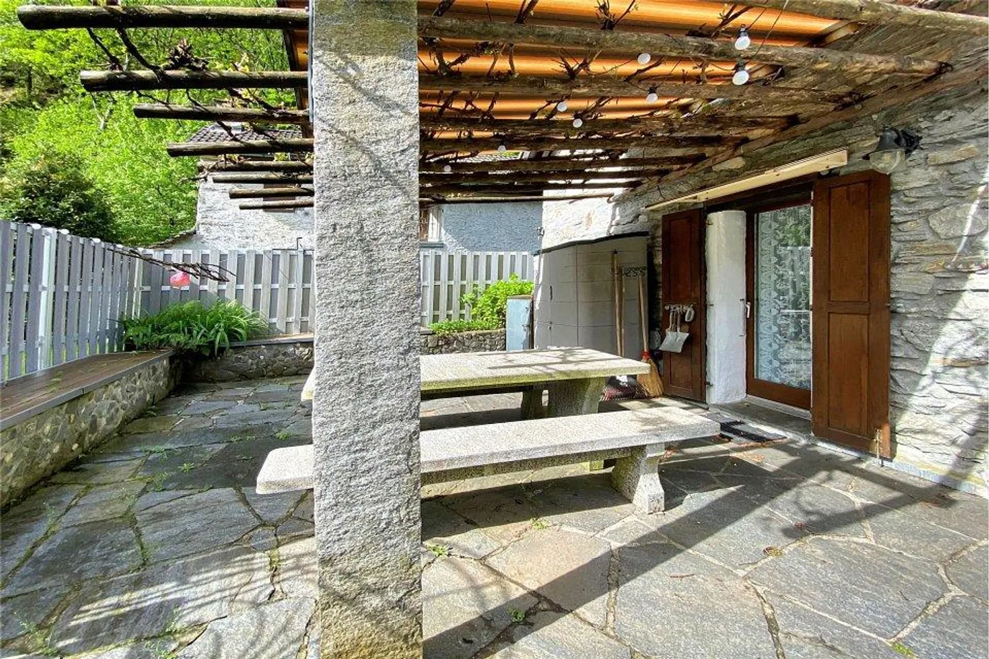 Maison tessinoise de 4 ½ pièces de haute qualité avec véranda et piscine dans un cadre romantique sauvage - Photo 2 sur 4