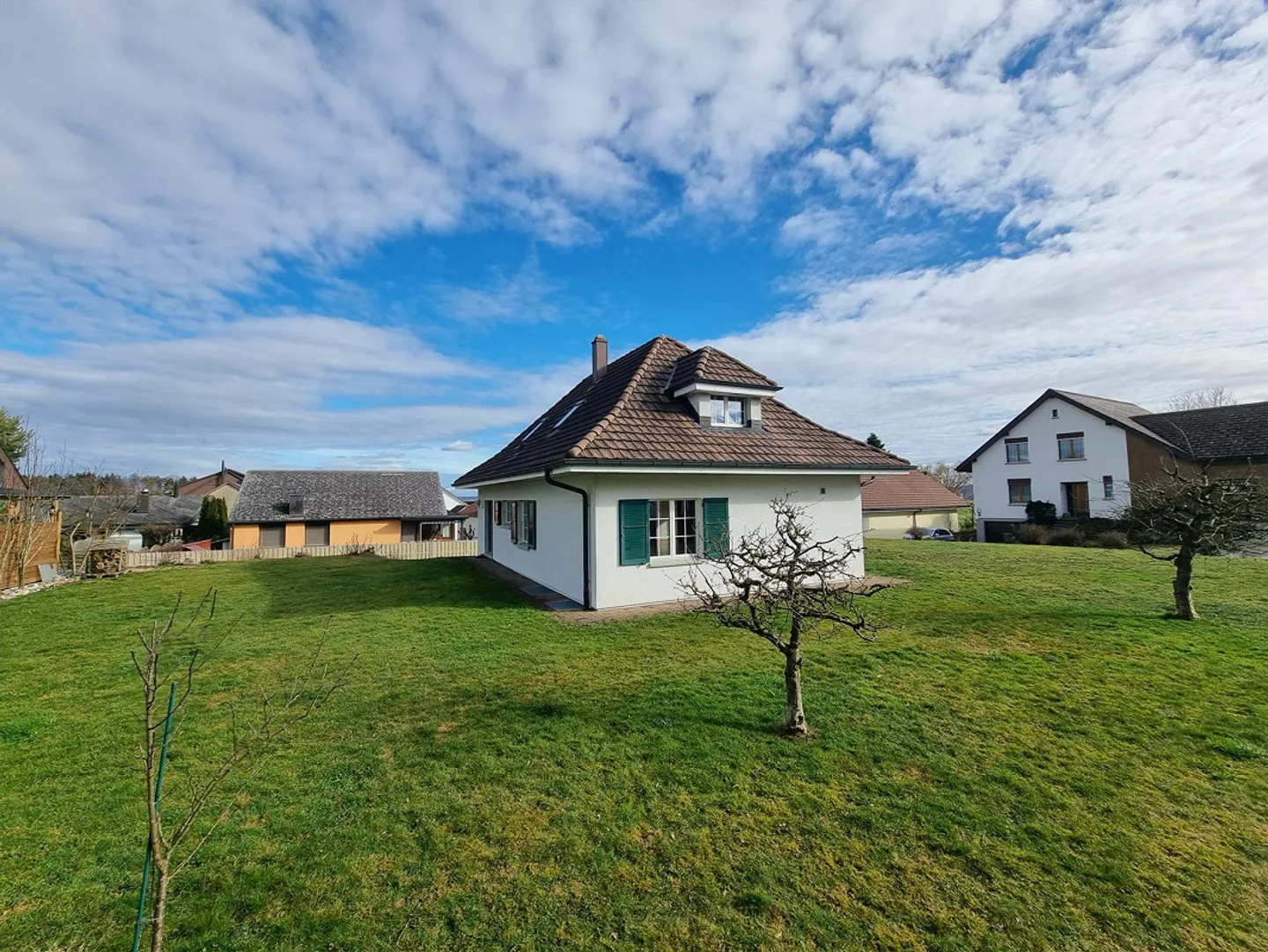 Maison individuelle de 4,5 pièces avec jardin spacieux dans un quartier résidentiel calme - Photo 2 sur 11