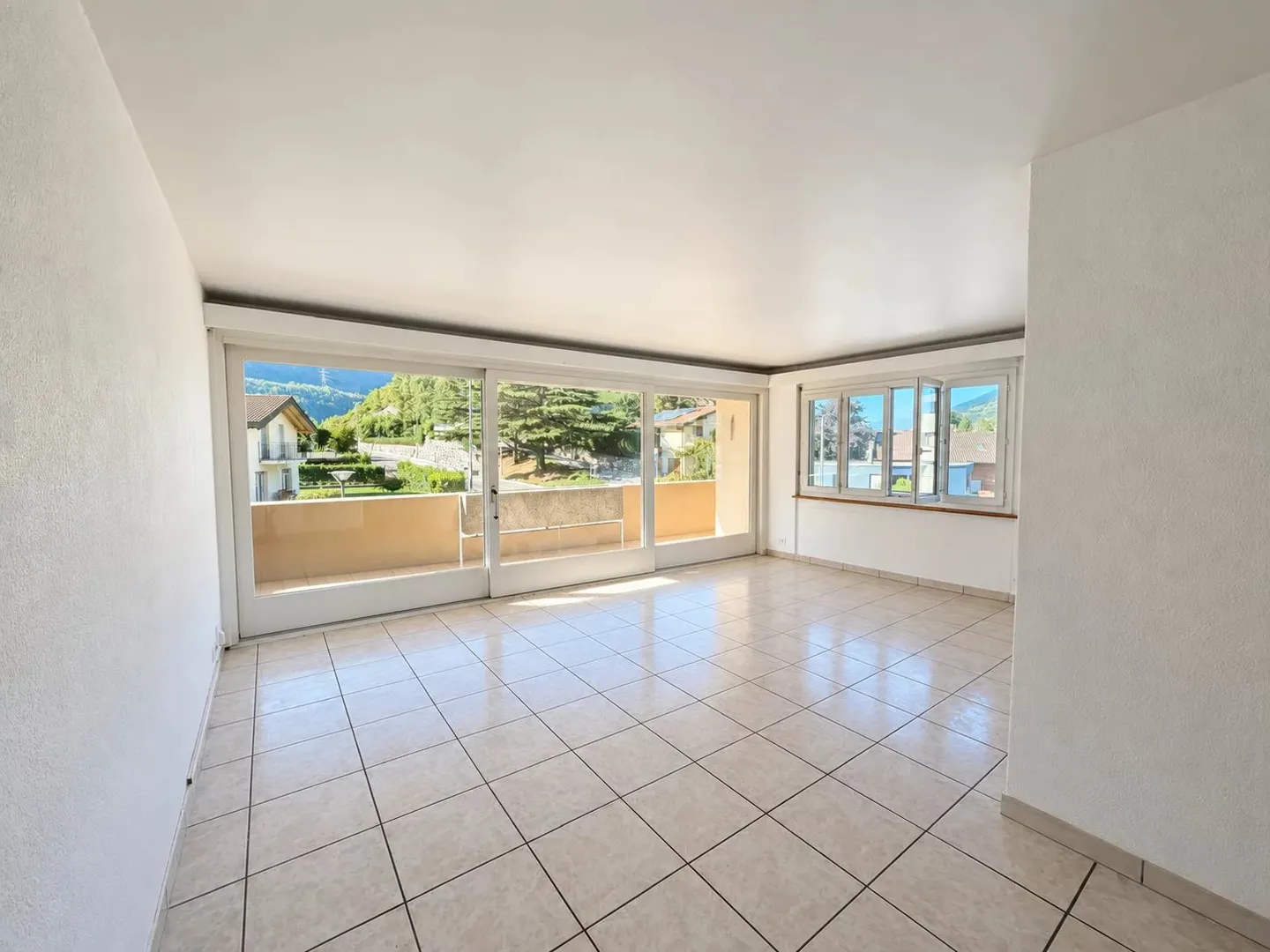 Spacious 3.5 room apartment in Sierre - Photo 1 of 8