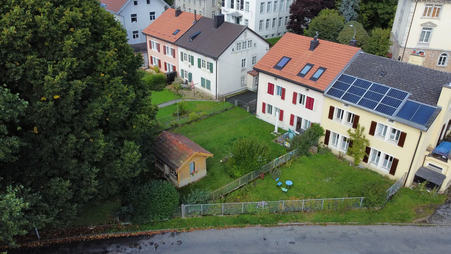House with 3 Apartments and Garden - Photo 5 of 25