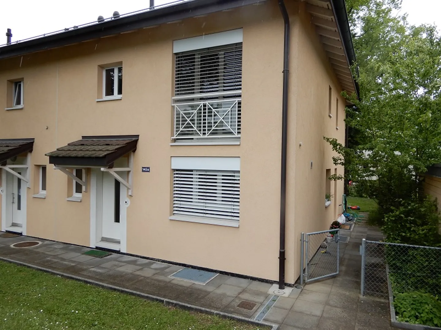 Row House Villa with 6 Rooms and Garden in Bellevue - Photo 1 of 4