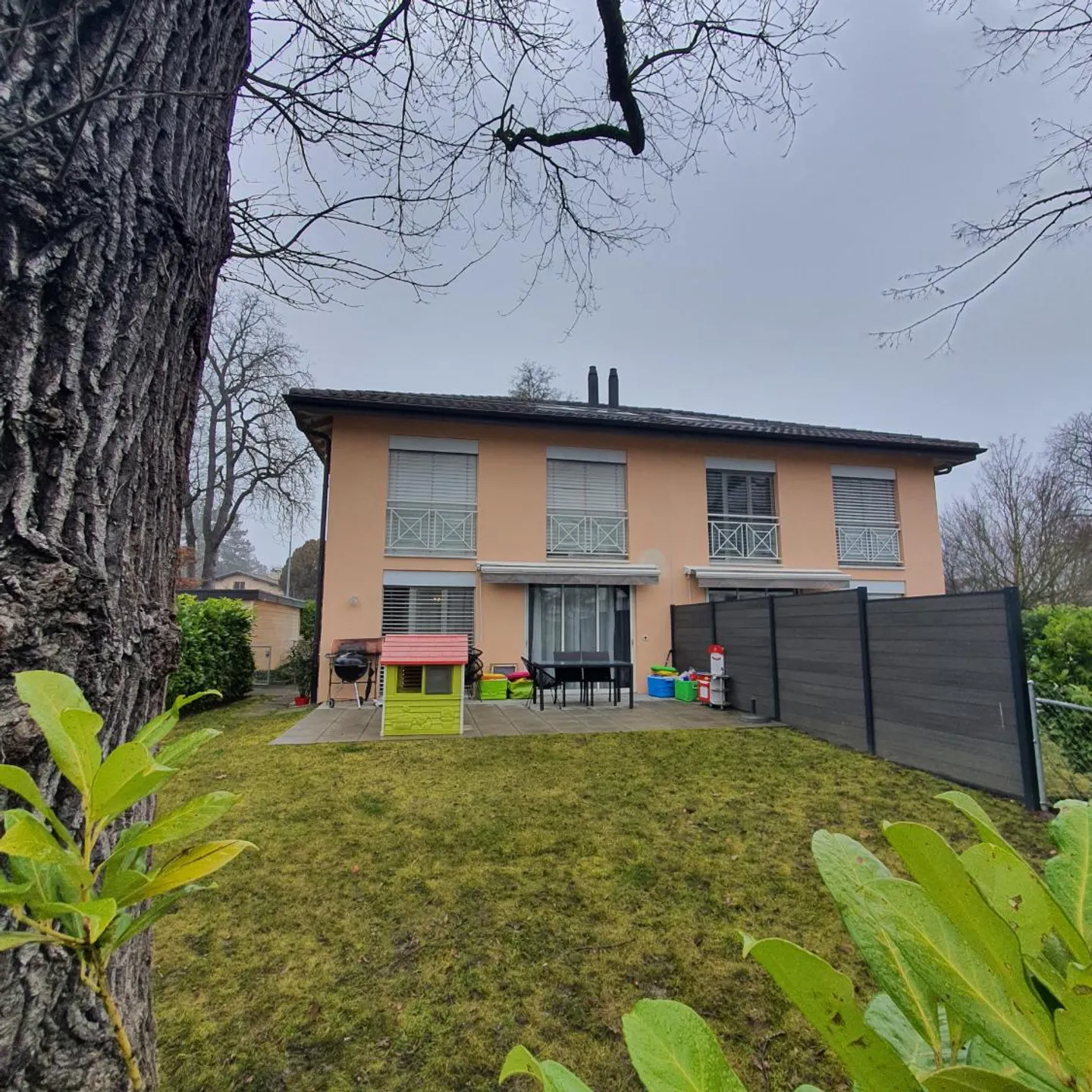 Row House Villa with 6 Rooms and Garden in Bellevue - Photo 2 of 4