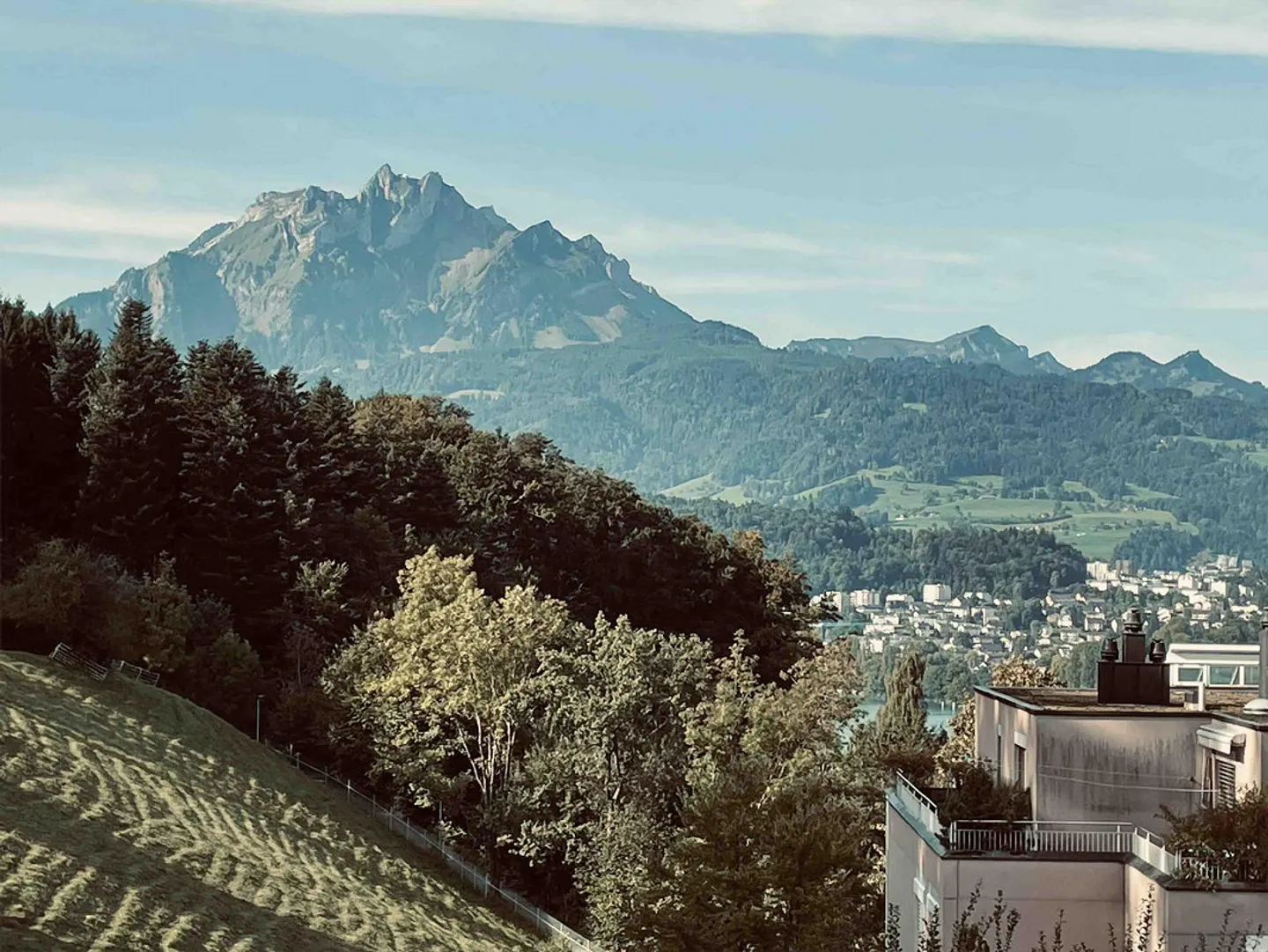 Appartamento affascinante di 2,5 stanze con vista sul lago e sulle montagne - Foto 2 di 11