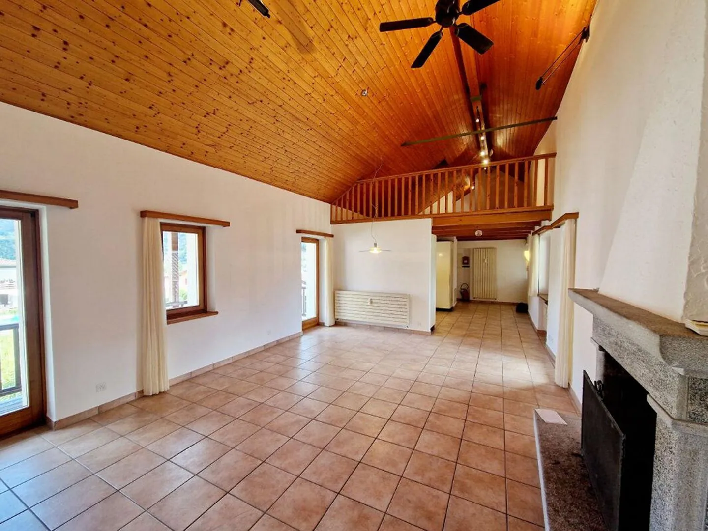 Romantic apartment in the village center, with elevator and garden - Photo 2 of 10