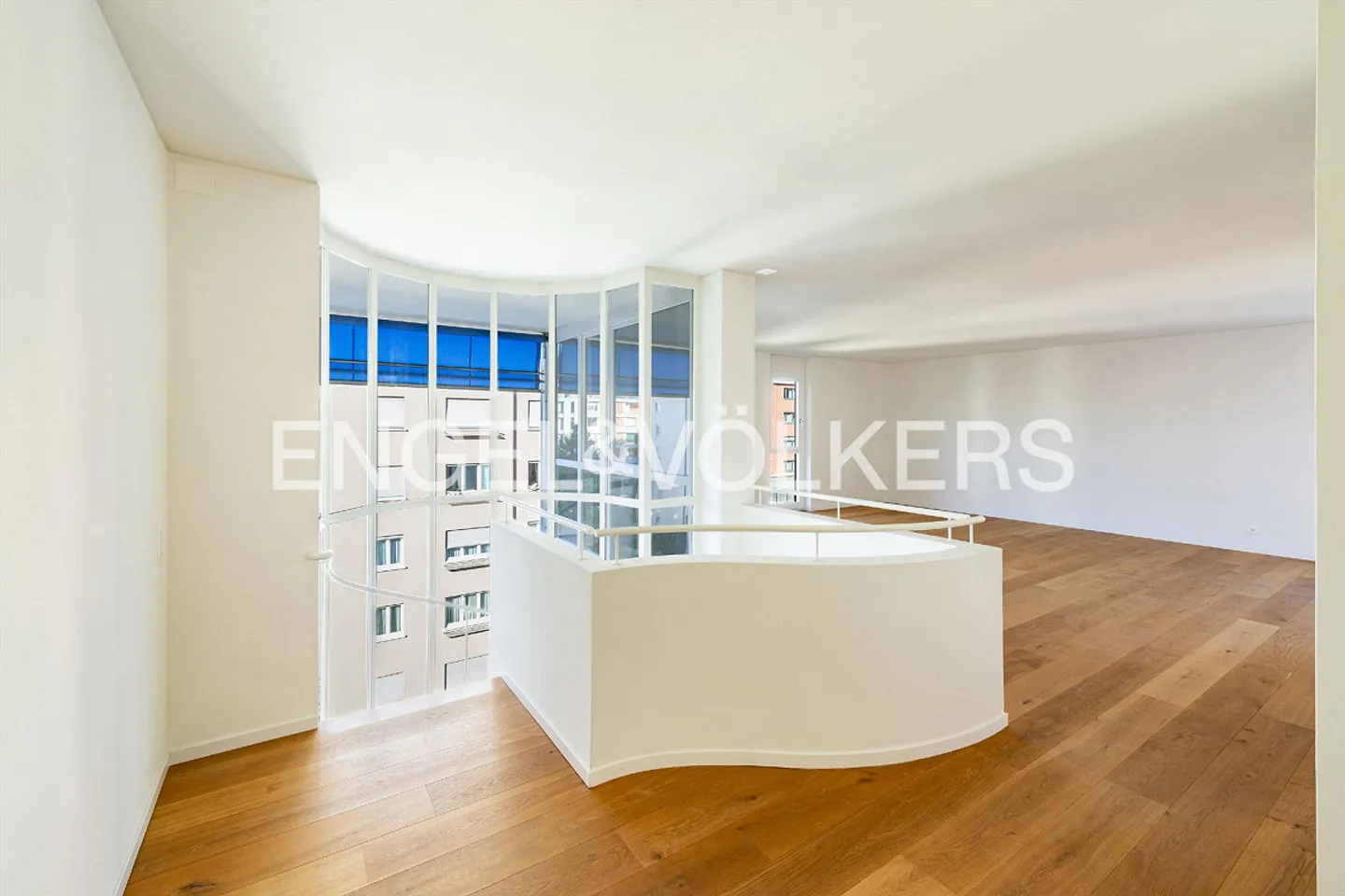 Central, renovated duplex with bright rooms - Photo 3 of 7
