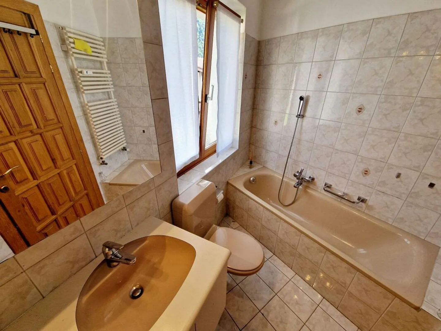 Romantic apartment in the village center, with elevator and garden - Photo 3 of 10