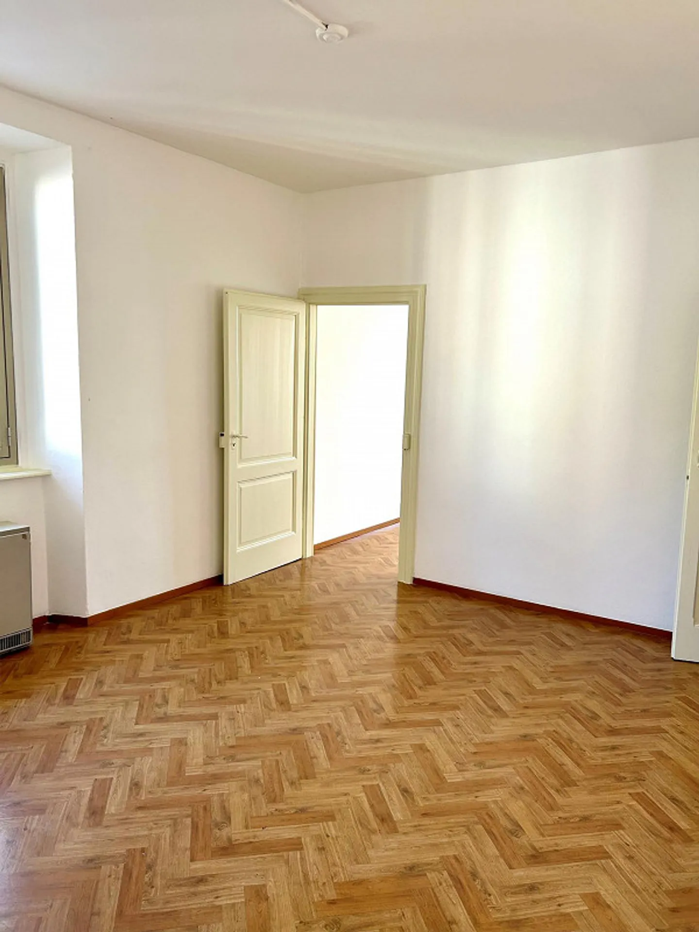 5 1/2 Rooms with Fireplace - Photo 8 of 11