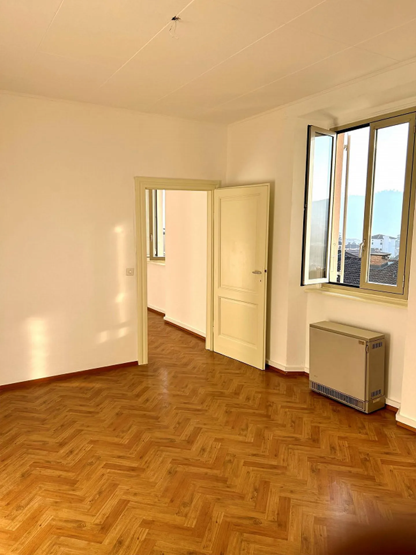 5 1/2 Rooms with Fireplace - Photo 10 of 11