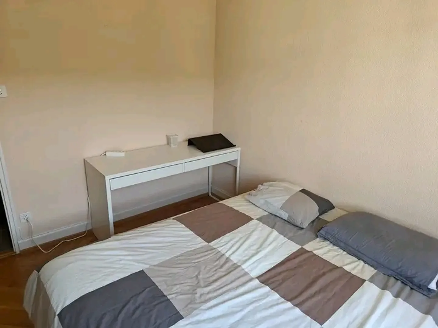 APPARTAMENTO 2 LOCALI A LAUSANNE, ARREDATO, A TEMPO DETERMINATO - Foto 2 di 4